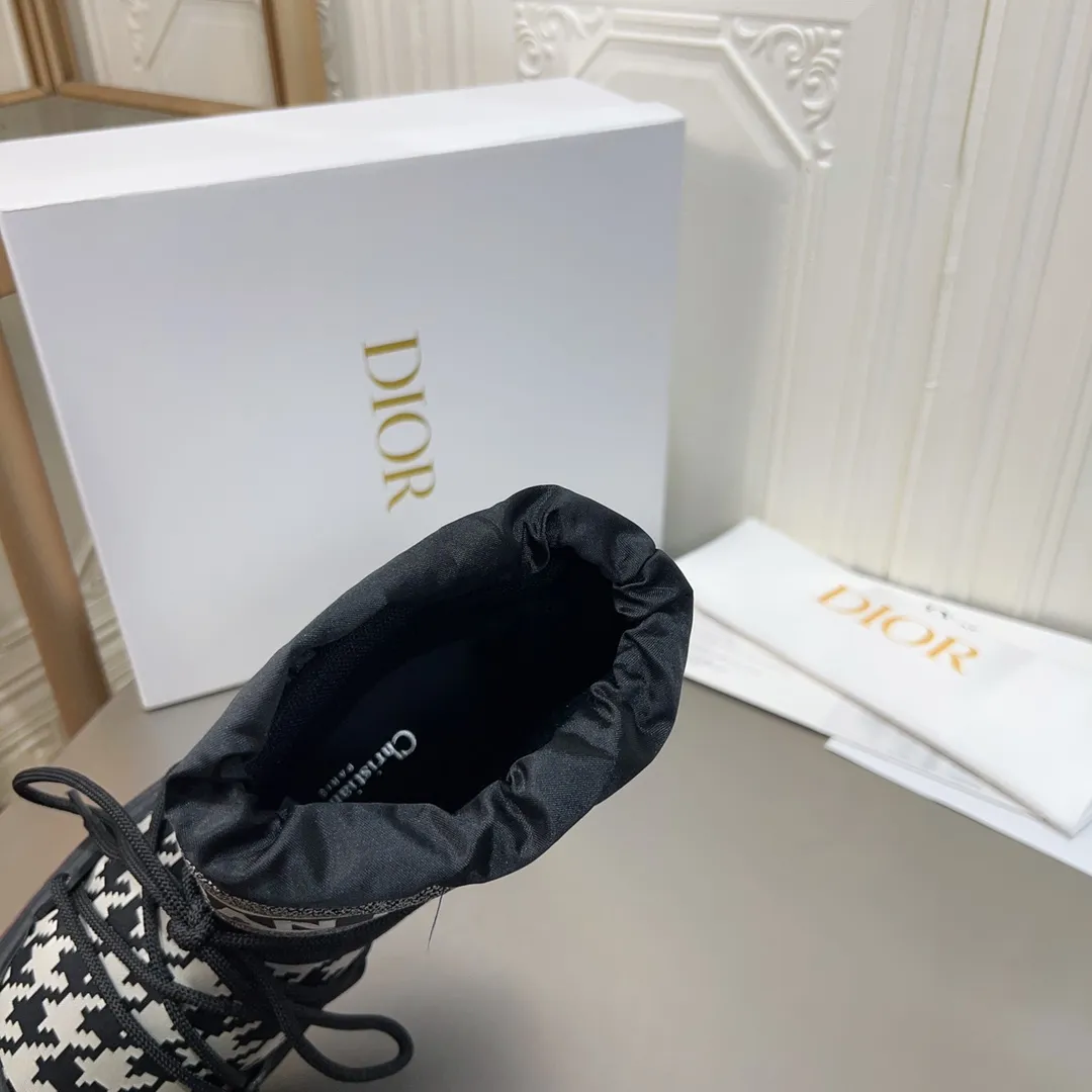 Men's shoes p600! The highest version on the market, Dior Dior's king style snow boots, ski boots, fat and cute, so cute →_→ from the DiorAlps limited series, unique. Shiny nylon Oblique print upper with criss-cross straps for an ideal fit. The technical fabric of the boot shaft, short-cut version, can be worn in the city or in the mountains. It makes the calf slimmer and taller, warm and concave. The boot shaft and sole are made of original waterproof padded lining. The embroidered fabric is original star ⭐ rubber non-slip thick sole and multi-module combination outsole. The size is 35-40. 41Customized